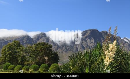 Rollwolke, Wolken über Bergkette, andscape bei Franschhoek in den Cape Winelands, Western Cape, Südafrika Stockfoto