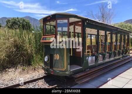 Franschhoek Wine Tram, historischer Zug, der Touristen und Besucher auf einer Weinprobe in den Weingärten, Cape Winelands, Südafrika, transportiert Stockfoto