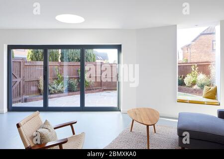 Geräumiges Wohnzimmer mit Aussicht. Cut & Wrap House, Hemel Hempstead, Großbritannien. Architekt: Ashton Porter, 2017. Stockfoto