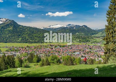 Eine hübsche ältere Frau, die mit ihrem Elektro-Mountainbike auf dem Wallraff-Trail im Nebelhorn oberhalb von Oberstdorf, Allgäu, Bayern, unterwegs ist. Stockfoto