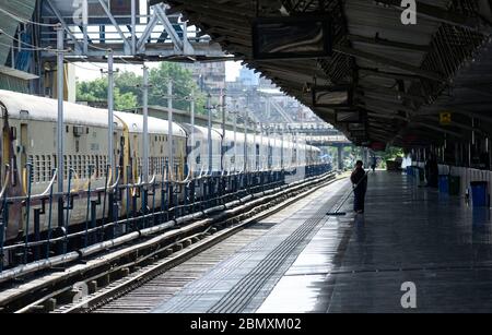 Guwahati, Assam, Indien. Mai 2020. Eisenbahner reinigen eine Plattform vor der Wiederaufnahme des Betriebs von morgen, während der laufenden landesweiten COVID-19 Sperrung, in Guwahati. Die Indian Railways werden ab Mai 12 schrittweise den Personenverkehr wieder aufnehmen. Kredit: David Talukdar/ZUMA Wire/Alamy Live News Stockfoto