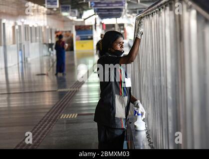 Guwahati, Assam, Indien. Mai 2020. Eisenbahner reinigen eine Plattform vor der Wiederaufnahme des Betriebs von morgen, während der laufenden landesweiten COVID-19 Sperrung, in Guwahati. Die Indian Railways werden ab Mai 12 schrittweise den Personenverkehr wieder aufnehmen. Kredit: David Talukdar/ZUMA Wire/Alamy Live News Stockfoto