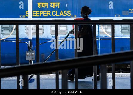 Guwahati, Assam, Indien. Mai 2020. Eisenbahner reinigen eine Plattform vor der Wiederaufnahme des Betriebs von morgen, während der laufenden landesweiten COVID-19 Sperrung, in Guwahati. Die Indian Railways werden ab Mai 12 schrittweise den Personenverkehr wieder aufnehmen. Kredit: David Talukdar/ZUMA Wire/Alamy Live News Stockfoto