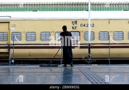 Guwahati, Assam, Indien. Mai 2020. Eisenbahner reinigen eine Plattform vor der Wiederaufnahme des Betriebs von morgen, während der laufenden landesweiten COVID-19 Sperrung, in Guwahati. Die Indian Railways werden ab Mai 12 schrittweise den Personenverkehr wieder aufnehmen. Kredit: David Talukdar/ZUMA Wire/Alamy Live News Stockfoto