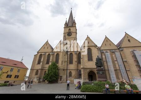 Sibiu, Rumänien - 01. Mai 2018: Platz in Sibiu, Kirche und Georg Daniel Teutsch Statue Stockfoto