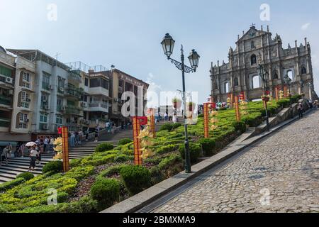 Macau, China - 16. Mai 2020: Es ist eine beliebte Touristenattraktion Asiens. Blick auf die Ruinen der St. Paul's Cathedral in Macau. Stockfoto