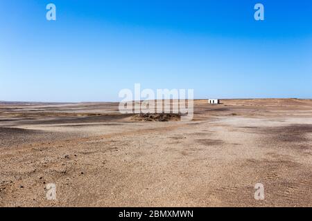 Skeleton Coast, Namibia - 10. August 2018: Ruinen in der Mitte der Skeleton Coast, Namibia Stockfoto