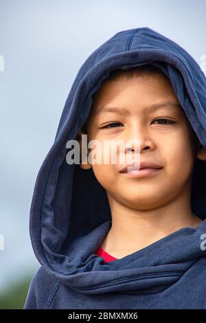 Porträt eines asienjungen, der eine Winterjacke trug, lächelte glücklich. Stockfoto