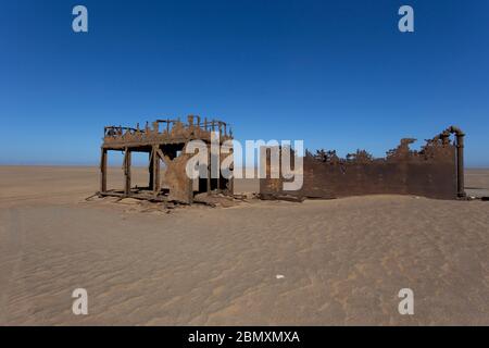 Skeleton Coast, Namibia - 10. August 2018: Ruinen in der Mitte der Skeleton Coast, Namibia Stockfoto