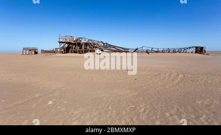 Skeleton Coast, Namibia - 10. August 2018: Ruinen in der Mitte der Skeleton Coast, Namibia Stockfoto