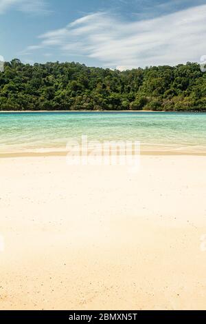 Schöner heller Sand, Meer, Bäume und Himmel in der sublimen Insel Ko Rok im andamanensee, Thailand geschichtet Stockfoto