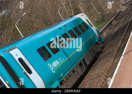 Arriva Trains Wales Alstom Klasse 175 Coradia Zug 175112 am Bahnhof Runcorn East mit dem Arriva Logo Stockfoto