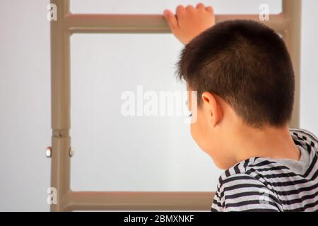 Portrait von asiatischen Jungen sind die Leiter in den Spielplatz. Stockfoto