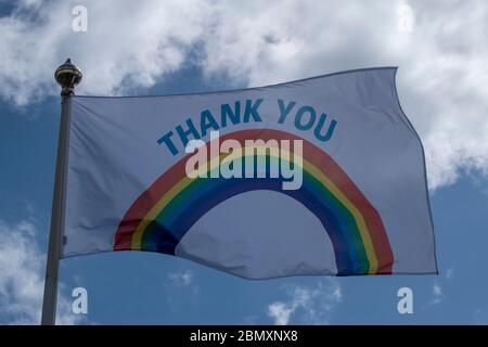 Littlehampton, West Sussex, Großbritannien, 11. Mai 2020, Danke Regenbogenfahne für die NHS und Pflegekräfte, die an einem sonnigen Frühlingstag in der Brise flattern. Stockfoto