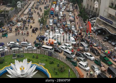 Dhaka. Mai 2020. Luftaufnahme vom 11. Mai 2020 zeigt eine große Straße, die im Handelsgebiet Motijheel der Hauptstadt Dhaka von Bangladesch mit Verkehr verstopft ist. Am Montag waren die Hauptstraßen und Straßen Dhaka wieder voll, einen Tag nachdem die Geschäfte und Märkte nach einem Regierungsbefehl wieder eröffnet wurden, allerdings nur begrenzt. Kredit: Str/Xinhua/Alamy Live News Stockfoto