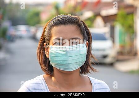 Asean-Frau eine Maske tragen Staub in Bangkok, Thailand zu verhindern. Stockfoto