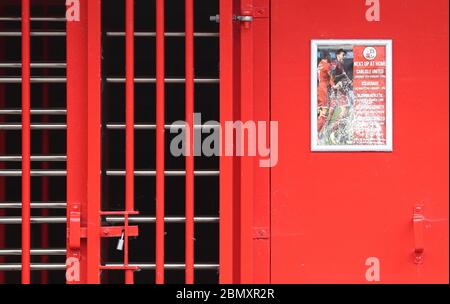 Ein Blick auf ein Plakat, das ein altes Spiel im People's Pension Stadium, dem Heimstadion des Crawley Town FC, anwirbt. Stockfoto