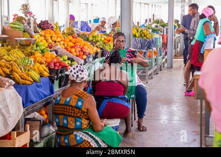 Steht mit weiblichen kapverdischen Verkäufern, die frisches Obst auf dem Indoor-Lebensmittelmarkt in der Stadt Praia auf der Insel Santiago, Kap Verde / Cabo Verde verkaufen Stockfoto