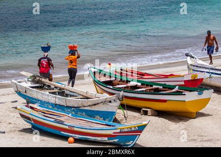 Zwei kapverdische Frauen transportieren Lebensmittel auf dem Kopf am Strand bei Tarrafa auf der Insel Santiago, Kap Verde / Cabo Verde Stockfoto