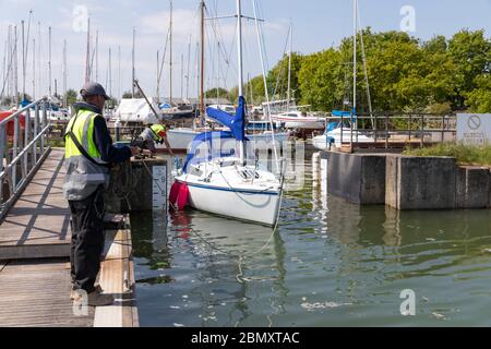 Mitarbeiter, die in der britischen Werft arbeiten Stockfoto