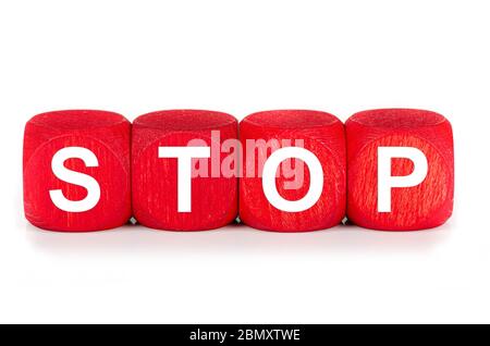 Term STOP - gebaut aus roten Holzwürfeln auf weißem Hintergrund, isoliert Stockfoto