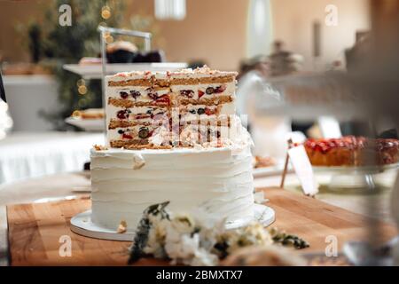 Foto von einem halb geessenen Beeren Kuchen Stockfoto