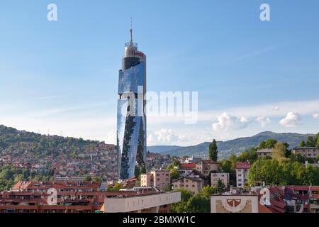 Sarajevo, Bosnien und Herzegowina - Mai 25 2019: Der Avaz Twist Tower ist ein 176 m hoher Wolkenkratzer im Stadtzentrum. Stockfoto