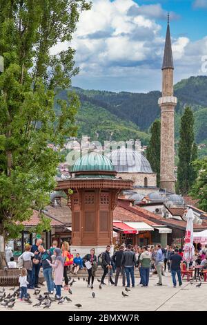 Sarajevo, Bosnien und Herzegowina - Mai 26 2019: Der Sebilj ist ein osmanischer Holzbrunnen (sebil) im Zentrum des Baščaršija Platzes. Stockfoto