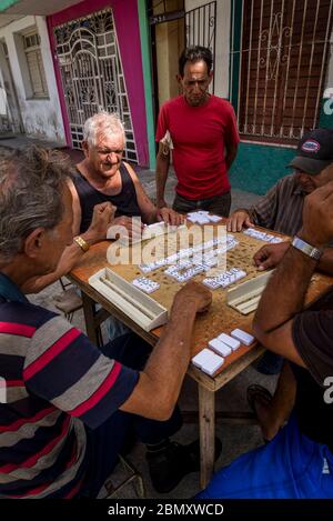 Leute, die Dominosteine auf der Straße spielen, Santa Clara, Kuba Stockfoto