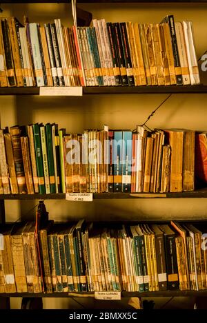 Alte Bücher, Marti Bibliothek, im ehemaligen Rathaus, Santa Clara, Kuba Stockfoto