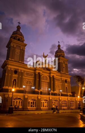 Kathedrale unserer Lieben Frau von der Himmelfahrt in der Nacht, Parque Cespedes, Santiago de Cuba, Kuba Stockfoto