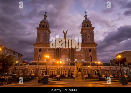 Kathedrale unserer Lieben Frau von der Himmelfahrt in der Nacht, Parque Cespedes, Santiago de Cuba, Kuba Stockfoto