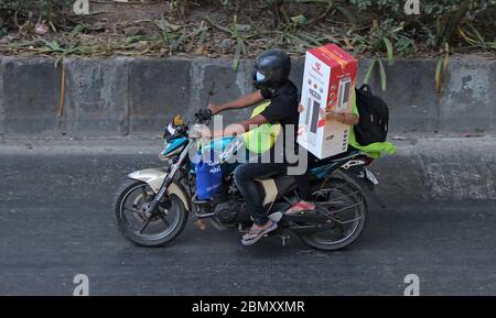 Mumbai, Indien. Mai 2020. Eine Frau reitet Pillion trägt Luftkühler während einer bundesweiten Lockdown.Day Time Temperatur in der Stadt ist aufgrund der Peak-Sommerzeit und hohe Luftfeuchtigkeit hoch. Da jeder unter Sperrung ist und viel Zeit in Innenräumen verbringt, wird Hitze und hohe Luftfeuchtigkeit unerträglich. Die Menschen kaufen Ventilatoren und Luftkühler von wo auch immer sie einen finden können. Kredit: Ashish Vaishnav/SOPA Images/ZUMA Wire/Alamy Live News Stockfoto