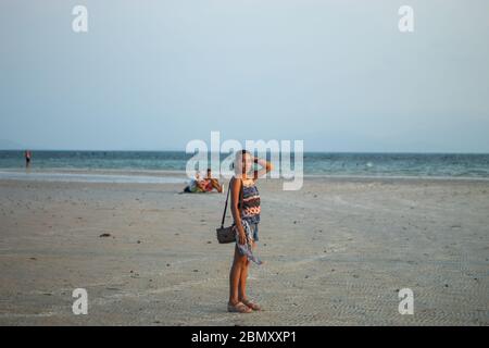 Touristen genießen Kitesurfer Surfen im Meer. Stockfoto