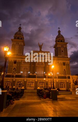 Kathedrale unserer Lieben Frau von der Himmelfahrt in der Nacht, Parque Cespedes, Santiago de Cuba, Kuba Stockfoto