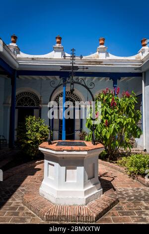 Brunnen im Atrium, Museo de Ambiente Histórico Cubano, Erweiterung des 19. Jahrhunderts, Santiago de Cuba, Kuba Stockfoto