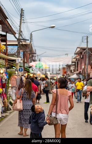 Mutter und Sohn auf der Straße und blurry Touristen zu Fuß Straße Chiang Khan, Loei in Thailand. Stockfoto