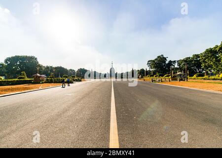 Rashtrapati Bhawan auf dem Rajpath in Neu-Delhi, Indien. Eine der am effizientesten gebauten Straßen des Landes. Gegenüber davon ist das India Gate. Stockfoto