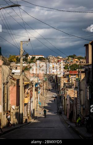 Straße in armer Arbeitergegend, Santiago de Cuba, Kuba Stockfoto