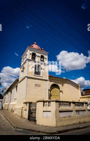 Wunderschön restaurierte Kirche im Parque Francisco Adolfo 'Flor' Crombet im Stadtzentrum, Santiago de Cuba, Kuba Stockfoto