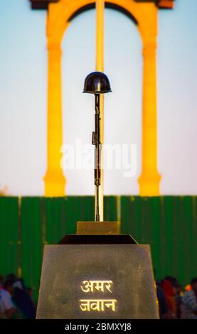 Amar Jyoti Jawan - Unsterbliche Gewehr, India Gate, Delhi, Indien. India Gate ist der berühmteste Touristenort Delhi Sehensort in Delhi. Stockfoto