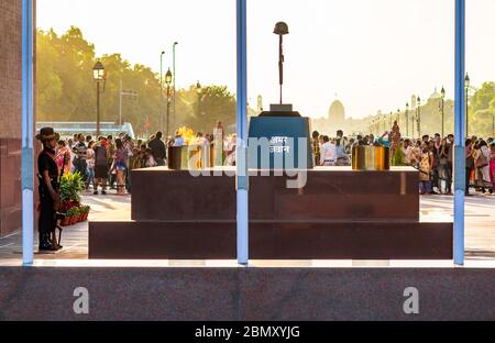 Amar Jyoti Jawan - Unsterbliche Gewehr, India Gate, Delhi, Indien. India Gate ist der berühmteste Touristenort Delhi Sehensort in Delhi. Stockfoto