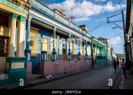 Typische Straße mit historischen Gebäuden im Stadtzentrum, Santiago de Cuba, Kuba Stockfoto