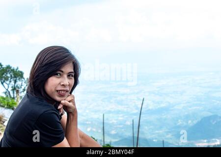 Frauen sind gerade die Nebel auf dem Berg. Stockfoto
