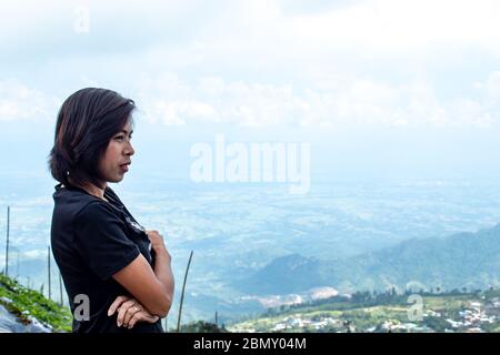 Frauen sind gerade die Nebel auf dem Berg. Stockfoto