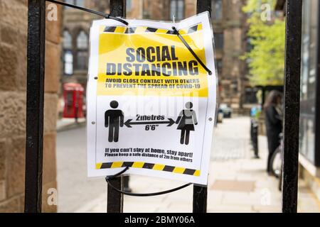 Soziale Distanzierung und 2-m-Regelmitteilung an den Toren der Universität Glasgow, Schottland, Großbritannien Stockfoto