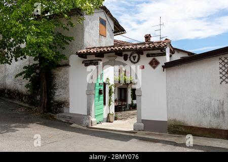 Traditioneller Eingang eines Hauses in Pliskovica, Kras, Slowenien Stockfoto