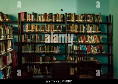 Alte Bücher, Marti Bibliothek, im ehemaligen Rathaus, Santa Clara, Kuba Stockfoto