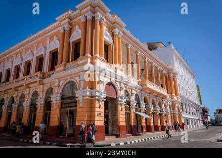 Neu renoviertes Gebäude im Parque Cespedes, Santiago de Cuba, Kuba Stockfoto