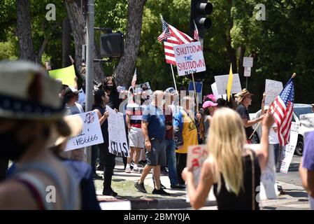 Los Angeles, CA/USA - 8. Mai 2020: Anti Covid-19-Quarantäneprotestierende versammeln sich vor DEM Haus von LA-Bürgermeister Garcetti Stockfoto